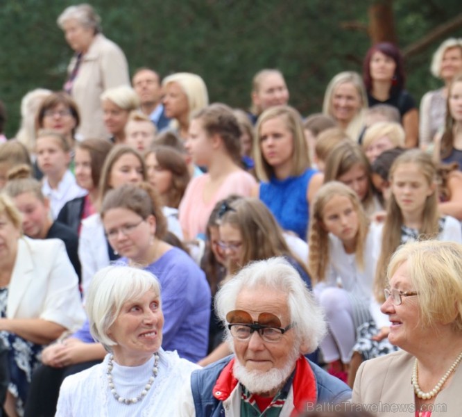 Ikšķiles vidusskolā ienāk 1.septembra svinības gandrīz ar 1000 skolēniem 205902