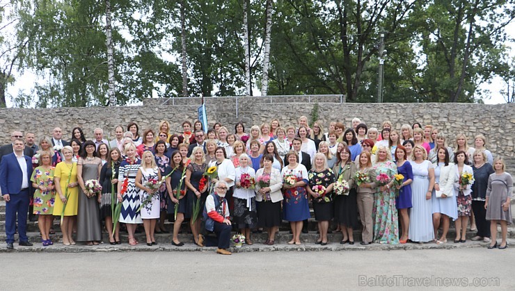 Ikšķiles vidusskolā ienāk 1.septembra svinības gandrīz ar 1000 skolēniem 205906