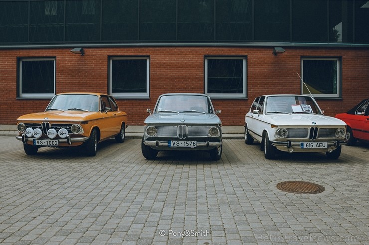 Pie Rīgas Motormuzeja aizvadīts gada pēdējais klasisko transportlīdzekļu pasākums «Youngtimer Cars&Coffee»