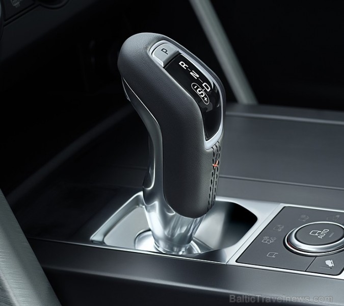 Land Rover Discovery SVX ir īpaši piemērots apvidus cienītājiem un ceļotājiem 207058