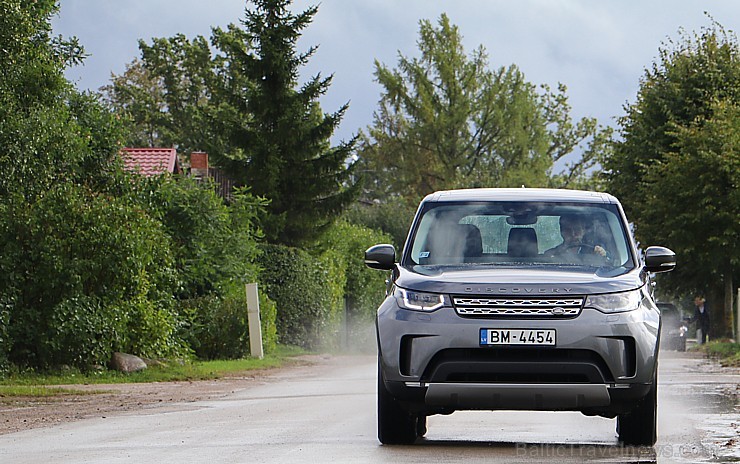 Travelnews.lv ar jauno Land Rover Discovery dodas pusdienot uz Rūmenes kafejnīcu