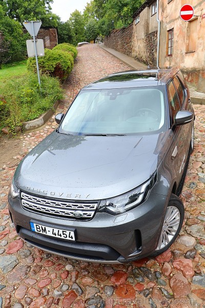 Travelnews.lv ar jauno Land Rover Discovery dodas pusdienot uz Rūmenes kafejnīcu