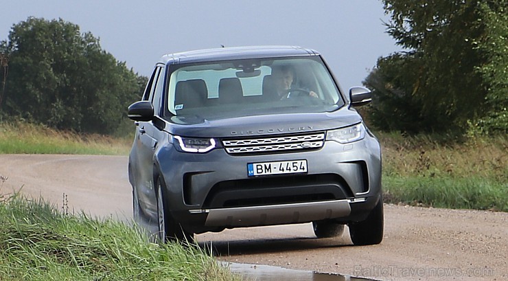 Travelnews.lv ar jauno Land Rover Discovery dodas pusdienot uz Rūmenes kafejnīcu