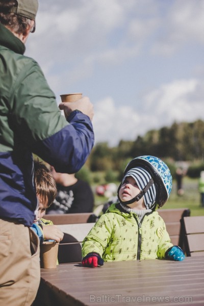 Vairāk nekā 100 riteņbraucēji piedalās dabai draudzīgajā Grobiņas #Velo#Šķiro#Ripo braucienā