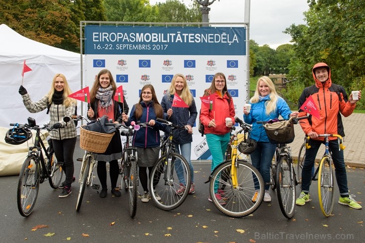 «Ar velo uz darbu» dienā simtiem rīdzinieku izvēlas divriteni