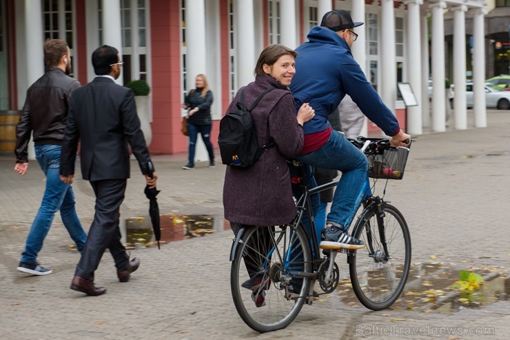 «Ar velo uz darbu» dienā simtiem rīdzinieku izvēlas divriteni