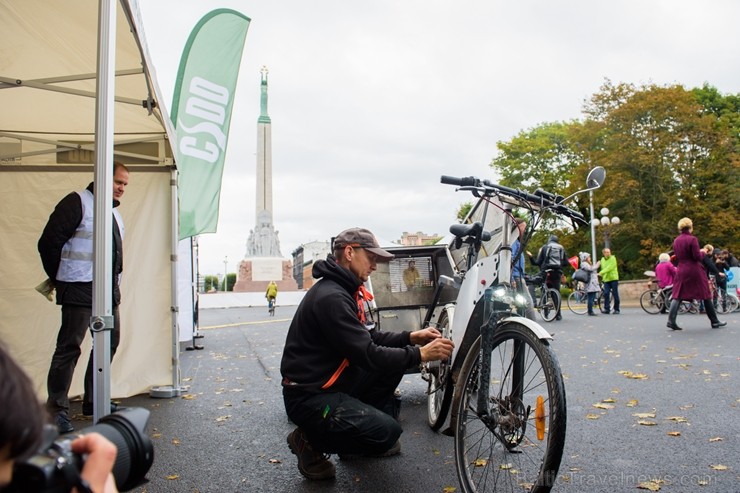 «Ar velo uz darbu» dienā simtiem rīdzinieku izvēlas divriteni