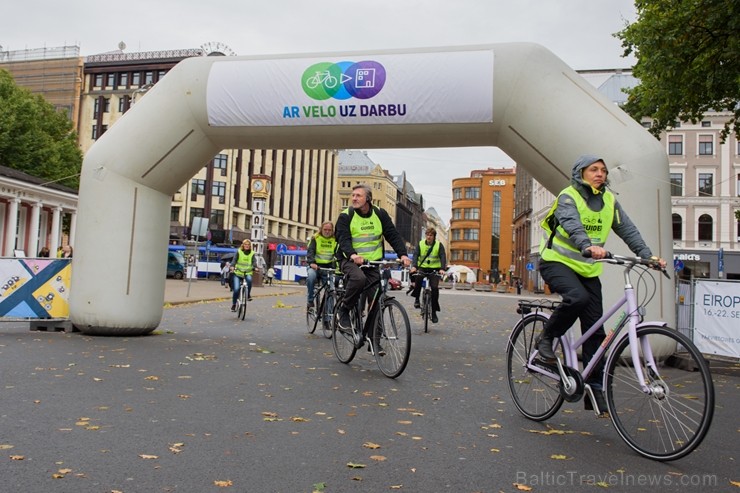 «Ar velo uz darbu» dienā simtiem rīdzinieku izvēlas divriteni