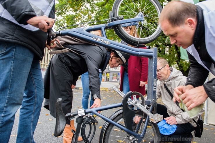 «Ar velo uz darbu» dienā simtiem rīdzinieku izvēlas divriteni