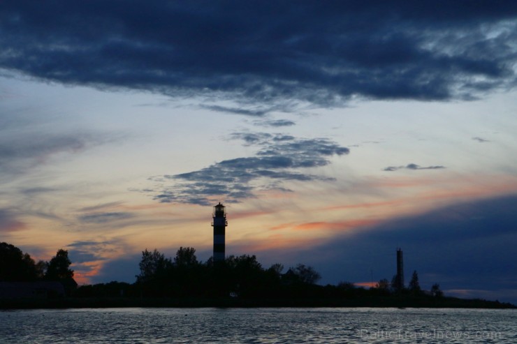 Travelnews.lv ar jahtu «Raido» izbrauc pa Daugavu naksnīgā Rīgas jūras līcī