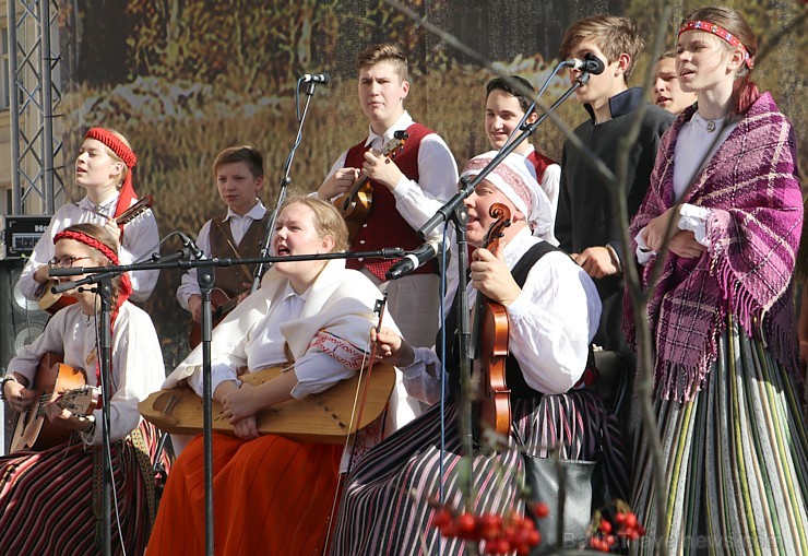 Miķeļtirgus Rīgas Doma laukumā pulcē rīdziniekus un pilsētas viesus 207604