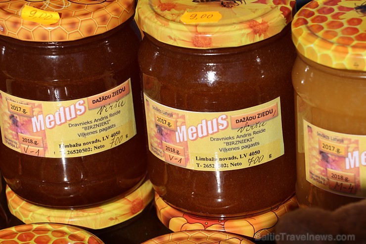 Miķeļtirgus Rīgas Doma laukumā pulcē rīdziniekus un pilsētas viesus 207633