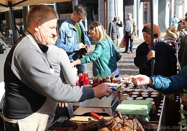 Miķeļtirgus Rīgas Doma laukumā pulcē rīdziniekus un pilsētas viesus 207654