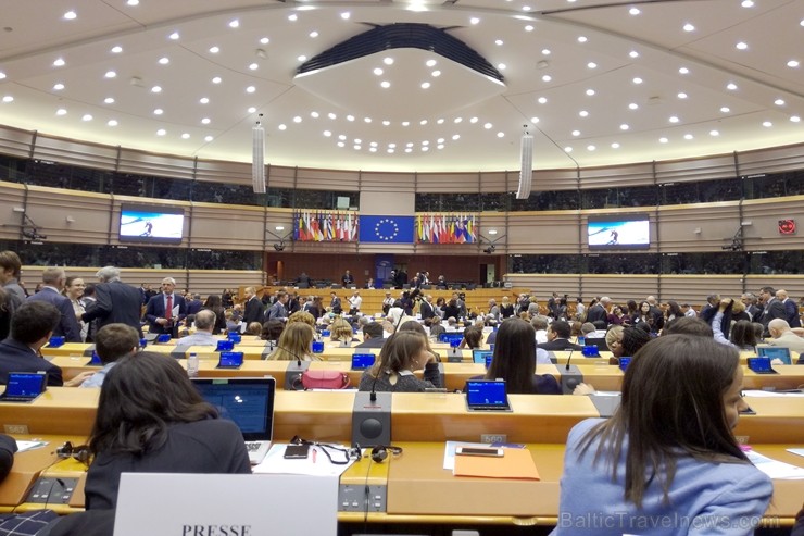 Protams, mūsu mērķis bija viesoties Eiropas Parlamentā, apmeklējot tūrisma konferenci - un tur arī pabijām. Eiropas parlaments ir MILZĪGS, vesels kvar 208058