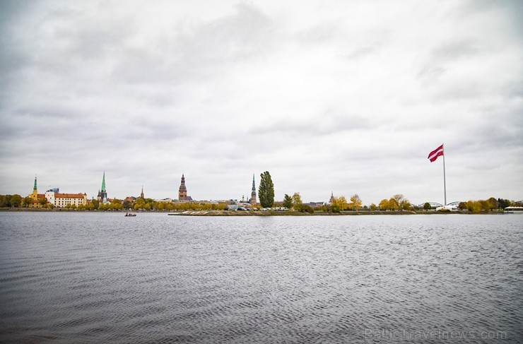 Rīgā atklāts valsts simtgadei veltītais monumentālais Latvijas karoga masts. 209114