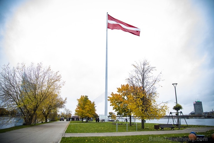 Rīgā atklāts valsts simtgadei veltītais monumentālais Latvijas karoga masts. 209126