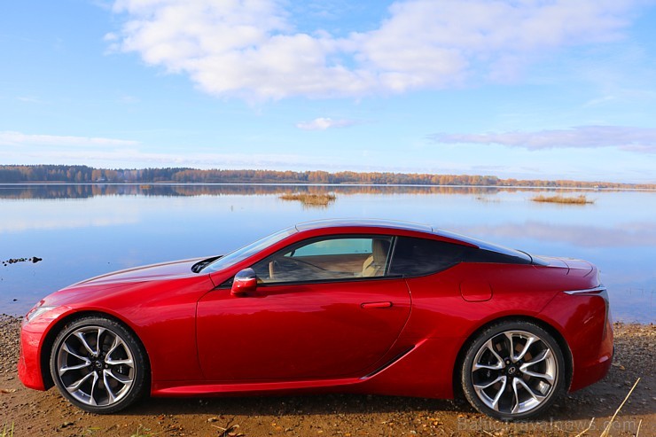 Travelnews.lv apceļo Latvijas zelta rudeni ar sportisko un futūristisko vāģi «Lexus LC 500» 209396