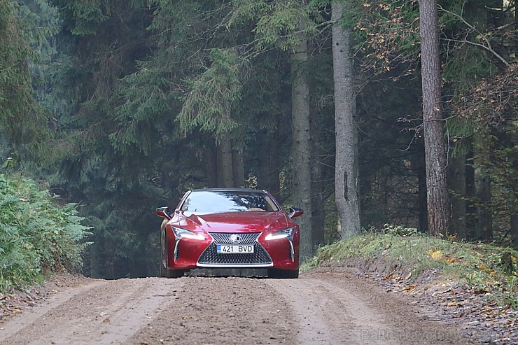 Travelnews.lv apceļo Latvijas zelta rudeni ar sportisko un futūristisko vāģi «Lexus LC 500» 209410