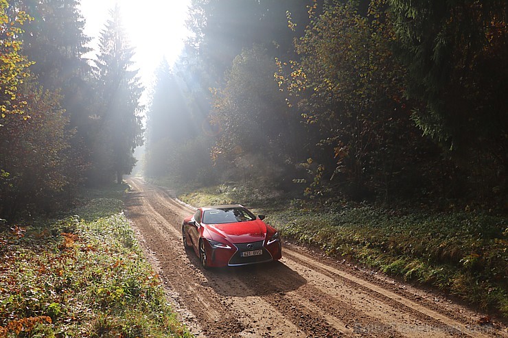 Travelnews.lv apceļo Latvijas zelta rudeni ar sportisko un futūristisko vāģi «Lexus LC 500» 209413