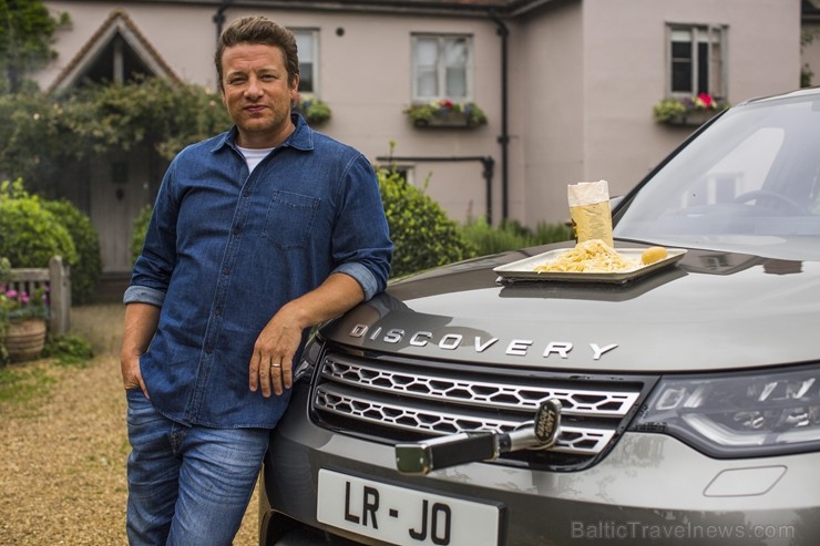 Populārais šefpavārs un TV zvaigzne Džeimijs Olivers jauno «Land Rover Discovery» atzīst par ērtu ēst gatavošanai 209662