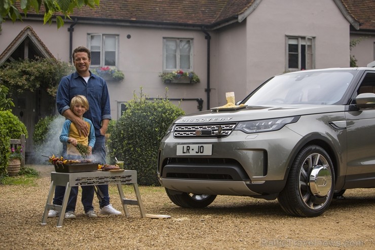 Populārais šefpavārs un TV zvaigzne Džeimijs Olivers jauno «Land Rover Discovery» atzīst par ērtu ēst gatavošanai 209663