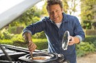 Populārais šefpavārs un TV zvaigzne Džeimijs Olivers jauno «Land Rover Discovery» atzīst par ērtu ēst gatavošanai 16