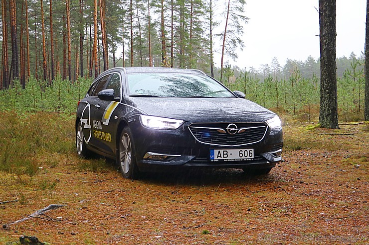 Travelnews.lv apceļo rudenīgo Latviju ar jauno, ekonomisko un ietilpīgo Opel Insignia Sport Tourer