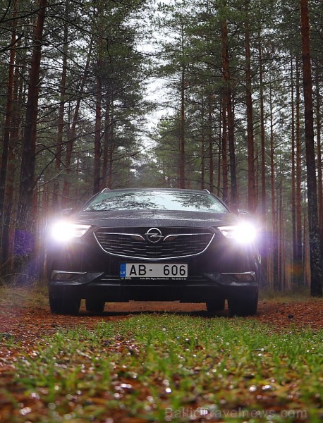 Travelnews.lv apceļo rudenīgo Latviju ar jauno, ekonomisko un ietilpīgo Opel Insignia Sport Tourer