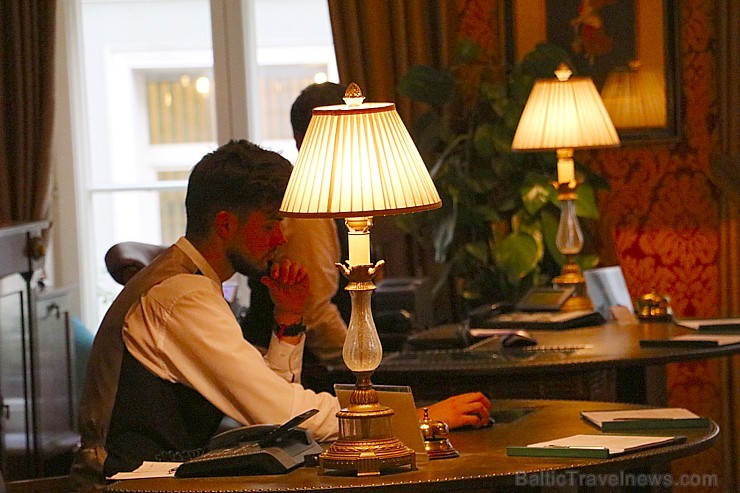 Vecrigas 5 zvaigžņu viesnīcas «Grand Palace Hotel» šefpavārs Roberts Slaidiņš ieskicē jauno ēdienkarti 210276