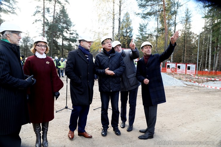 Virs Mežaparka Lielās estrādes pacelts spāru vainags 210318