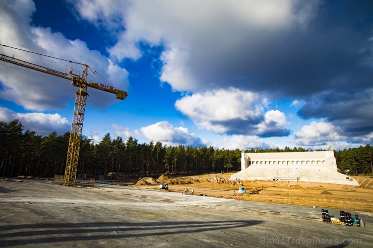 Virs Mežaparka Lielās estrādes pacelts spāru vainags 210335