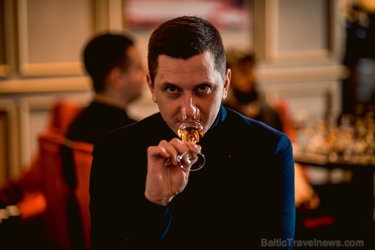 Latvijas slavenības kopā ar viskija ekspertu bauda dzērienus jaunās viesnīcas «Grand Hotel Kempinski» bārā 210394