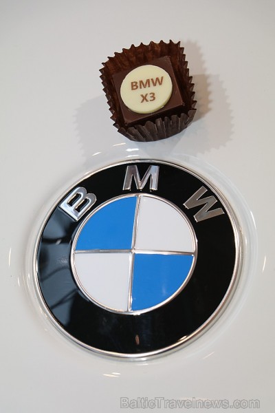 Inchcape Motors Latvia ar šokolādes konfektēm prezentē jauno krosoveru BMW X3