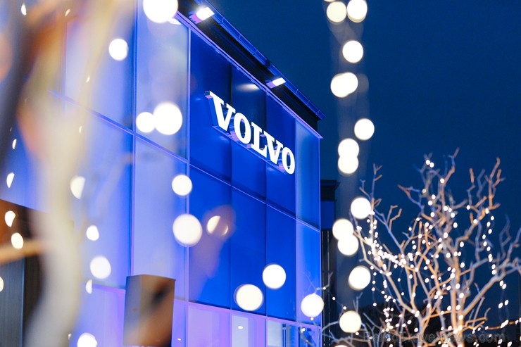 Svinīgā gaisotnē Rīgā atklāj atjaunoto un moderno Volvo autocentru