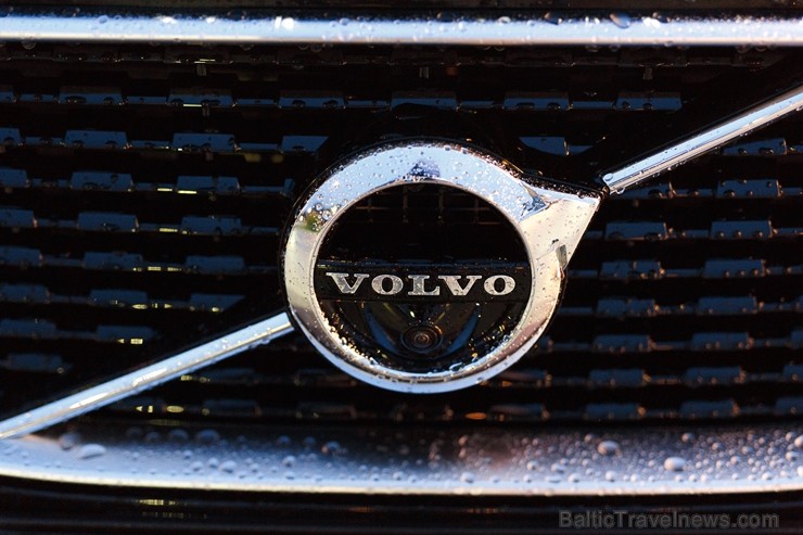 Svinīgā gaisotnē Rīgā atklāj atjaunoto un moderno Volvo autocentru