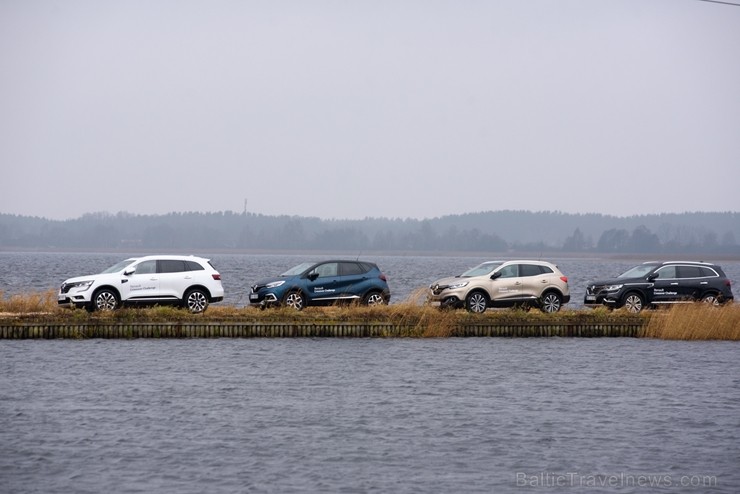 Renault krosoveri dodas Latvijas mežu ceļos. Foto: Gints Ivuškāns 211815