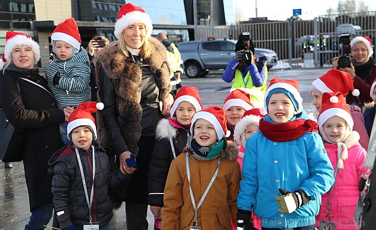 Ar somu lidsabiedsabiedrības «Finnair» lidmašīnu 5.12.2017 Rīgā ielido Ziemassvētku vecītis no Lapzemes Ar somu lidsabiedsabiedrības «Finnair» lidmašīnu 5.12.2017 Rīgā ielido Ziemassvētku vecītis no Lapzemes 212288
