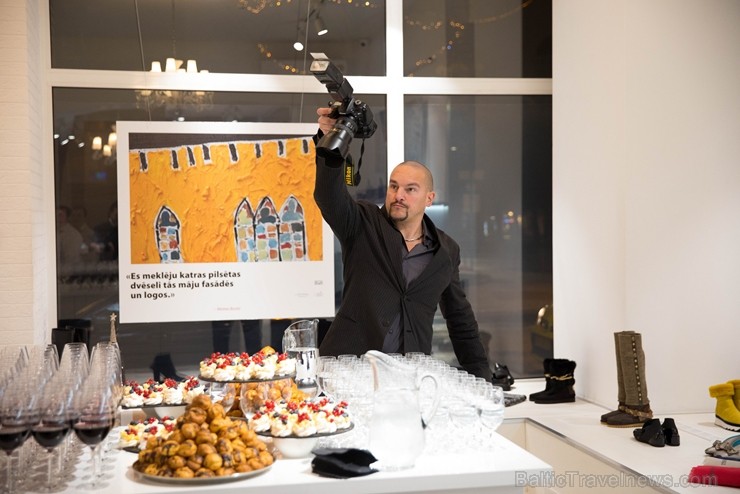 Rīgā atklāta itāļu mākslinieka Mateo Boato gleznu izstāde «DANCING HOUSES» 212573
