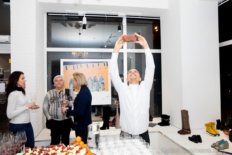 Rīgā atklāta itāļu mākslinieka Mateo Boato gleznu izstāde «DANCING HOUSES» 212579