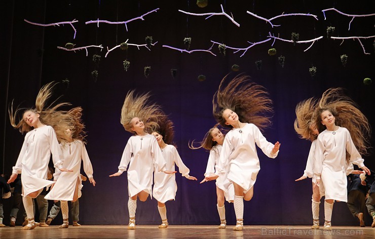 Ogres Kultūras centrā 16.12.2017 dejo jauniešu un bērnu studija Pīlādzītis un TDA Ogre