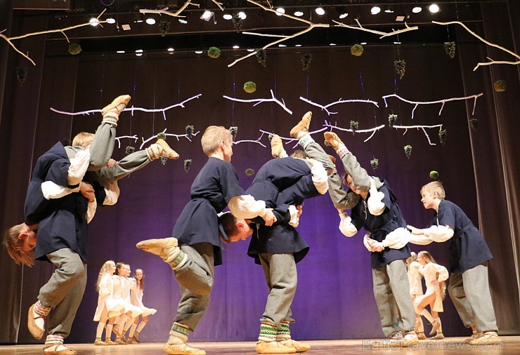 Ogres Kultūras centrā 16.12.2017 dejo jauniešu un bērnu studija Pīlādzītis un TDA Ogre
