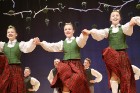 Ogres Kultūras centrā 16.12.2017 dejo jauniešu un bērnu studija Pīlādzītis un TDA Ogre 76