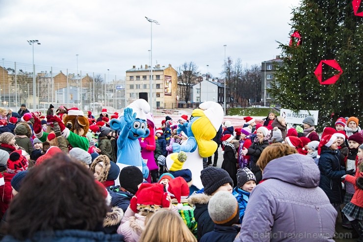 Centra sporta kvartālā iemirdzas pirmā Ziemassvētku eglīte 213247