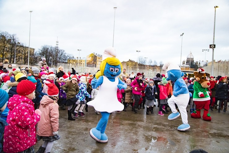 Centra sporta kvartālā iemirdzas pirmā Ziemassvētku eglīte 213251