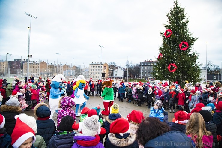 Centra sporta kvartālā iemirdzas pirmā Ziemassvētku eglīte 213252