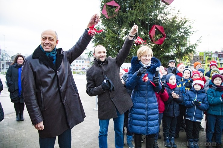 Centra sporta kvartālā iemirdzas pirmā Ziemassvētku eglīte 213257