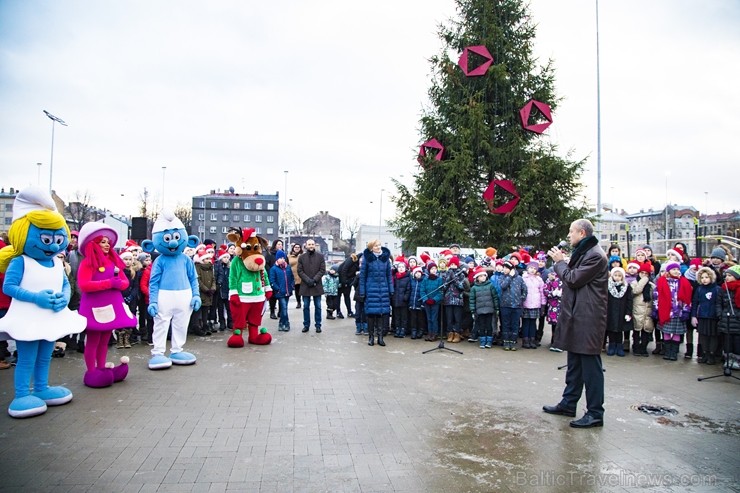 Centra sporta kvartālā iemirdzas pirmā Ziemassvētku eglīte 213259
