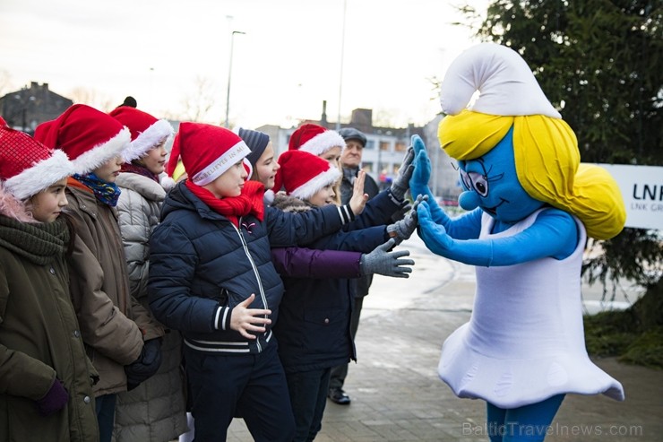 Centra sporta kvartālā iemirdzas pirmā Ziemassvētku eglīte 213266