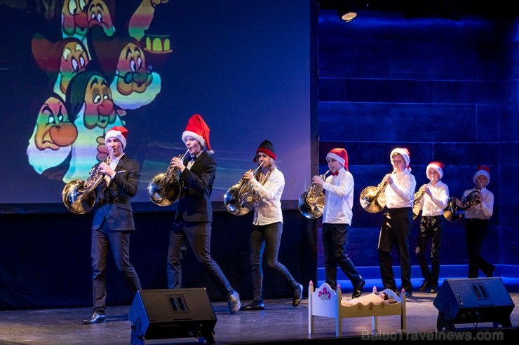 Ar trim krāšņiem koncertiem Dzintaru koncertzālē ieskandināts trešais Ziemassvētku festivāls 213491