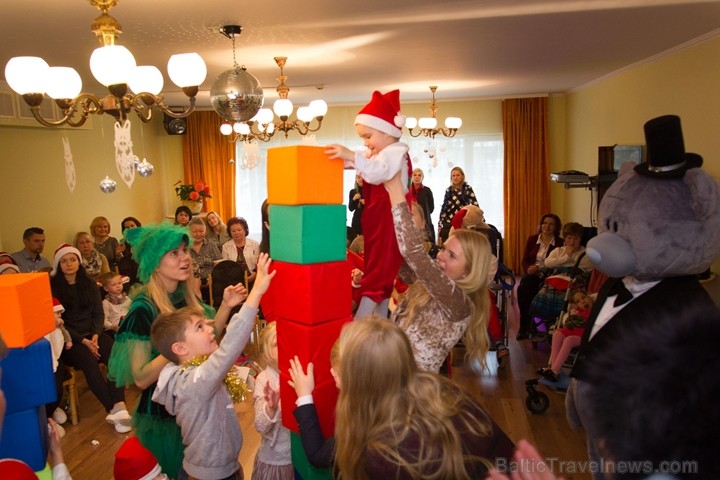 Ikgadējā Ziemassvētku labdarības vakarā Natālija Tumševica vāc dāvanas ar kurām iepriecina bērnu nama iemītniekus 213571